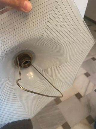 Lámpara de cristal con detalles dorados