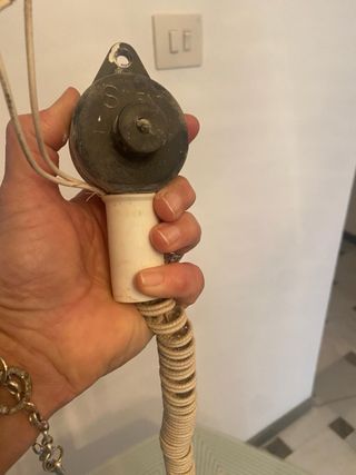 Lámpara de cristal con detalles dorados