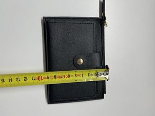 Cartera negra con cremallera y botón