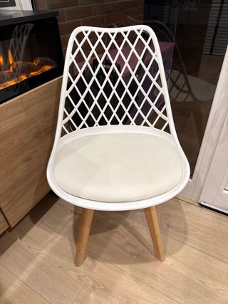 Silla blanca diseño moderno patas madera