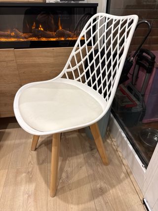 Silla blanca diseño moderno patas madera