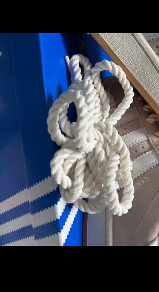 con cordones blancos extra, precio original 120€