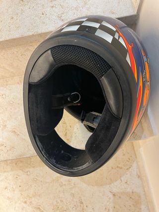 Casco de moto azul con llamas