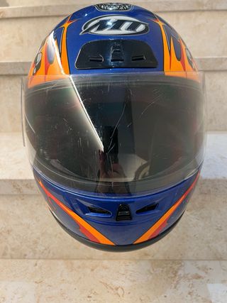 Casco de moto azul con llamas