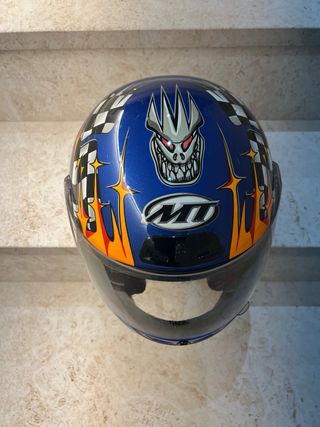 Casco de moto azul con llamas
