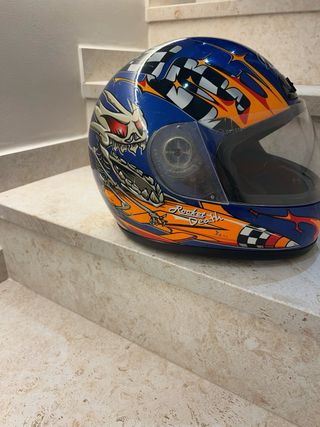 Casco de moto azul con llamas