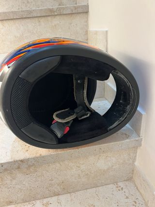 Casco de moto azul con llamas