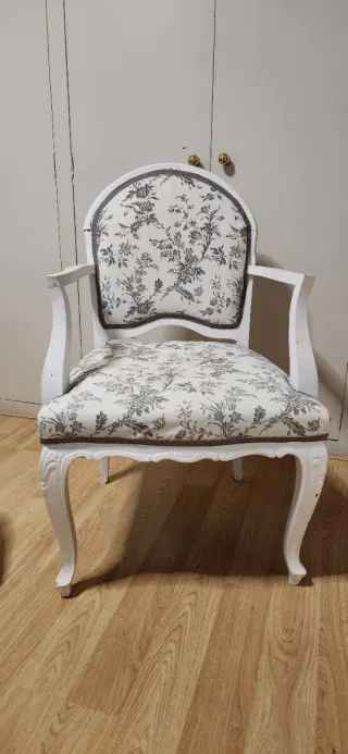Silla decorativa recién tapizada