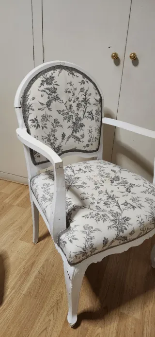 Silla decorativa recién tapizada