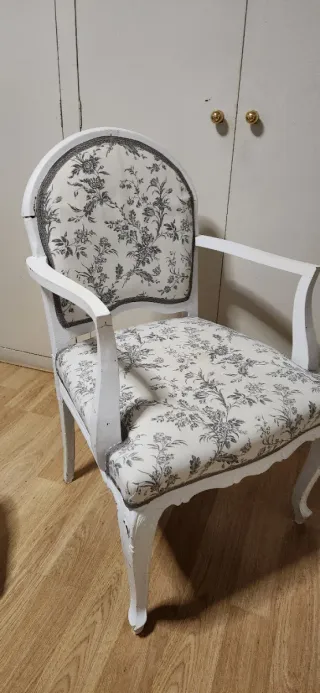 Silla decorativa recién tapizada