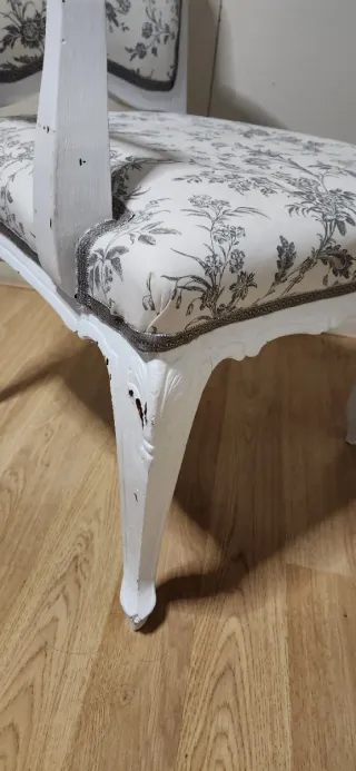 Silla decorativa recién tapizada