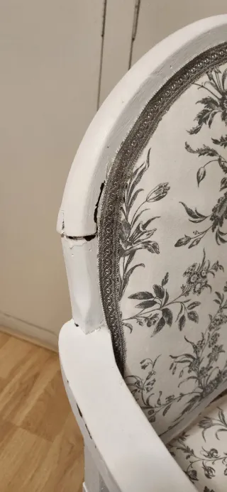 Silla decorativa recién tapizada