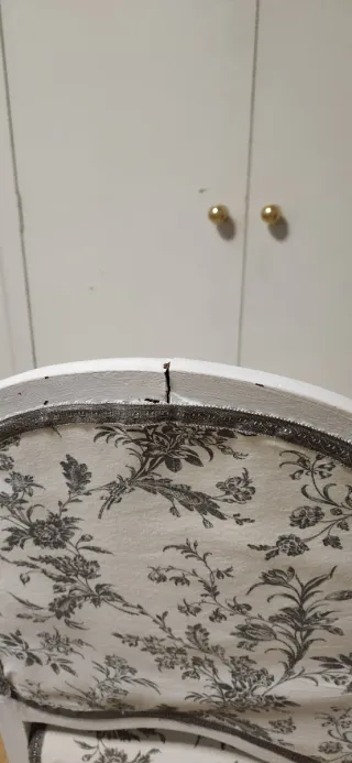 Silla decorativa recién tapizada