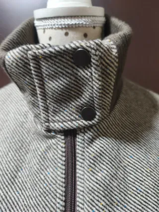 Bonito chaquetón marrón y beige