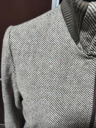 Bonito chaquetón marrón y beige