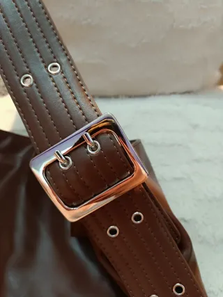 Bolso de hombro marrón