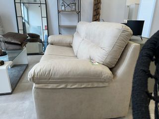 Sofa 3+ 2 Nuevo en color claro MUY COMODO