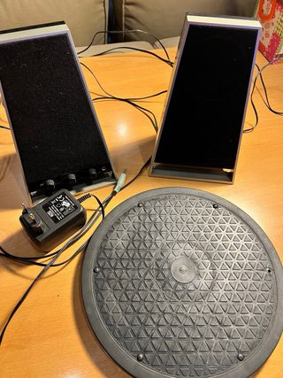 Altavoces ALTEC LANSING, más un regalo.