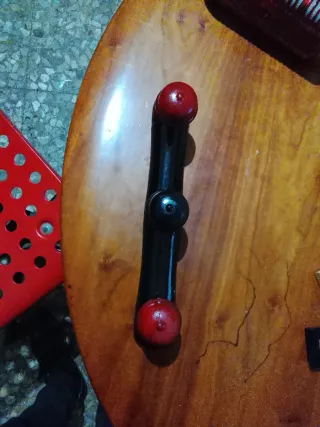 Perchero de madera con bolas rojas y negras