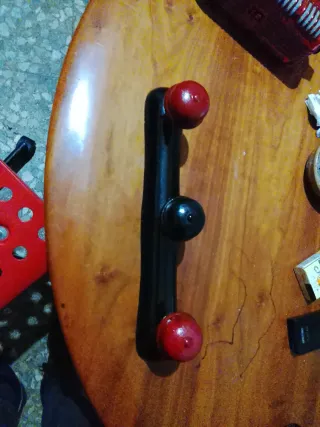 Perchero de madera con bolas rojas y negras