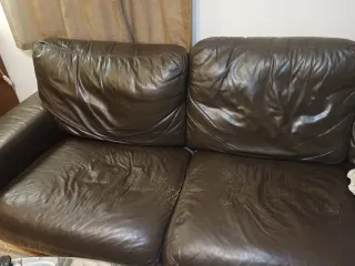 Sofá de piel marrón