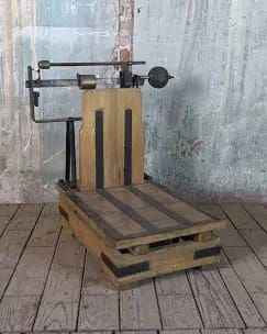 Báscula antigua de madera