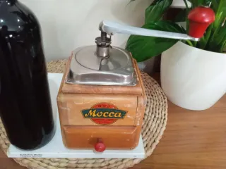 Antiguo molinillo de café, funciona.