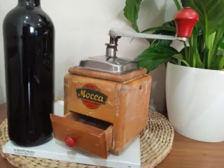 Antiguo molinillo de café, funciona.