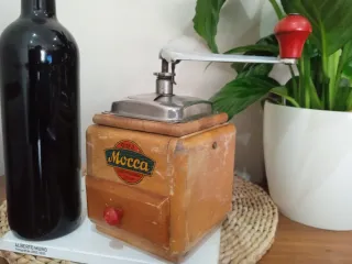 Antiguo molinillo de café, funciona.