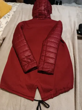 Cazadora roja con capucha