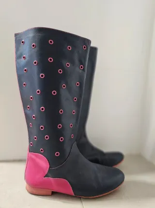 Stivali alti neri e rosa