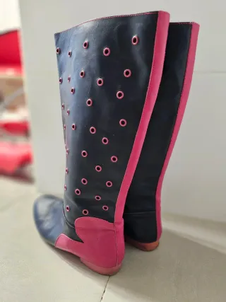 Stivali alti neri e rosa