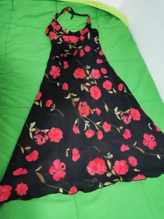 Vestido midi estampado  con flores rojas de fondo