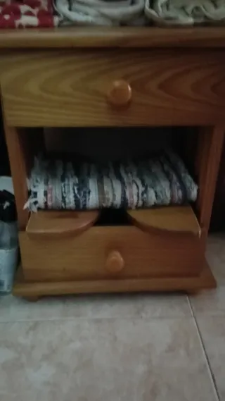 Mesita de noche de madera