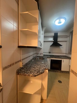 Cocina modular blanca con detalles negros