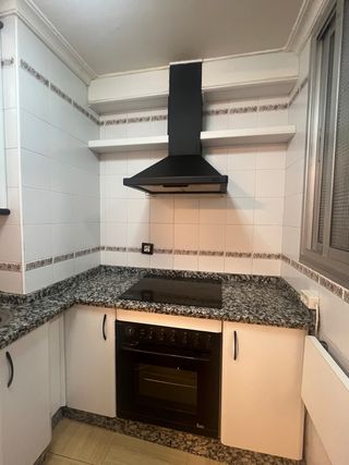 Cocina modular blanca con detalles negros