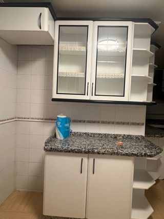 Cocina modular blanca con detalles negros