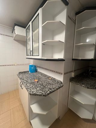 Cocina modular blanca con detalles negros