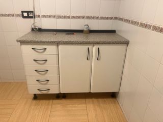 Cocina modular blanca con detalles negros