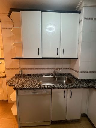 Cocina modular blanca con detalles negros