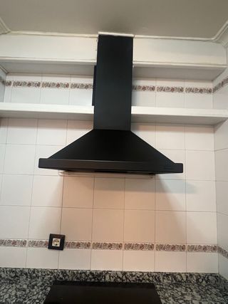 Cocina modular blanca con detalles negros