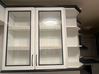 Cocina modular blanca con detalles negros