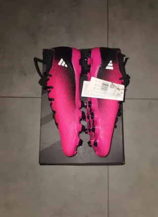 Scarpe da calcio Adidas rosa e bianche