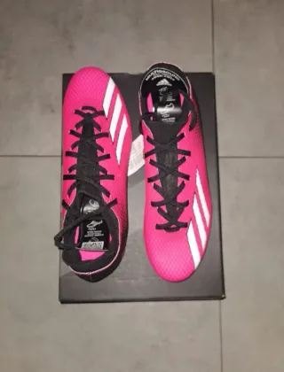 Scarpe da calcio Adidas rosa e bianche