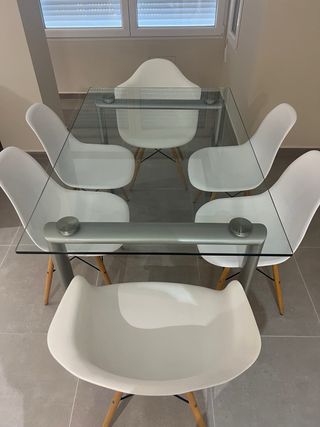 Mesa Comedor Cristal y Sillas Blancas