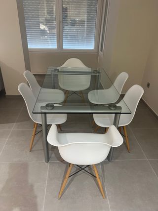 Mesa Comedor Cristal y Sillas Blancas