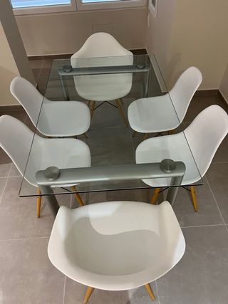 Mesa Comedor Cristal y Sillas Blancas