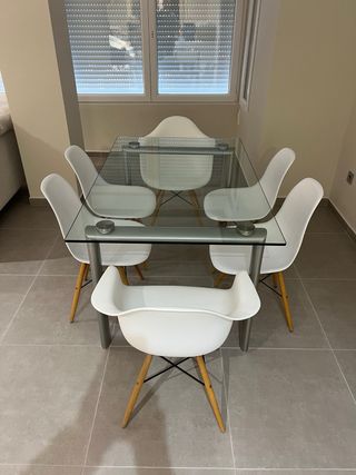 Mesa Comedor Cristal y Sillas Blancas