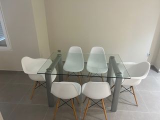 Mesa Comedor Cristal y Sillas Blancas