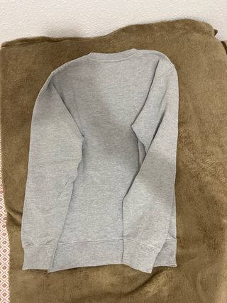 Sudadera gris con estampado TINI y fresa